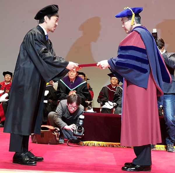 ◇가수 강산에 씨(왼쪽)가 33년 만에 경희대 한의학과 명예 학사학위를 받았다.