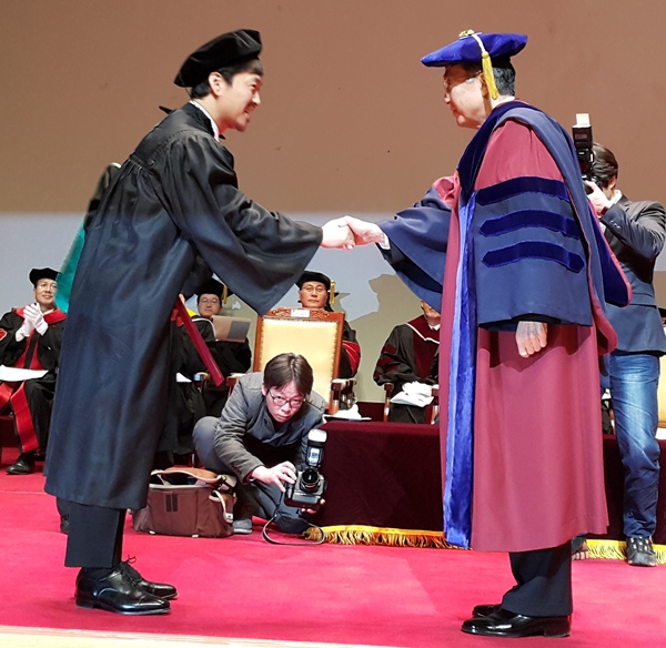 ◇가수 강산에 씨(왼쪽)가 명예 졸업장을 수여 받은 후 조인원 경희대학교 총장과 악수하고 있는 모습.