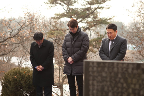 ◇사진3. 신민식 병원장(왼쪽)과 정상규 작가(가운데)가 신현표 선생의 묘지를 찾아 참배하고 있다