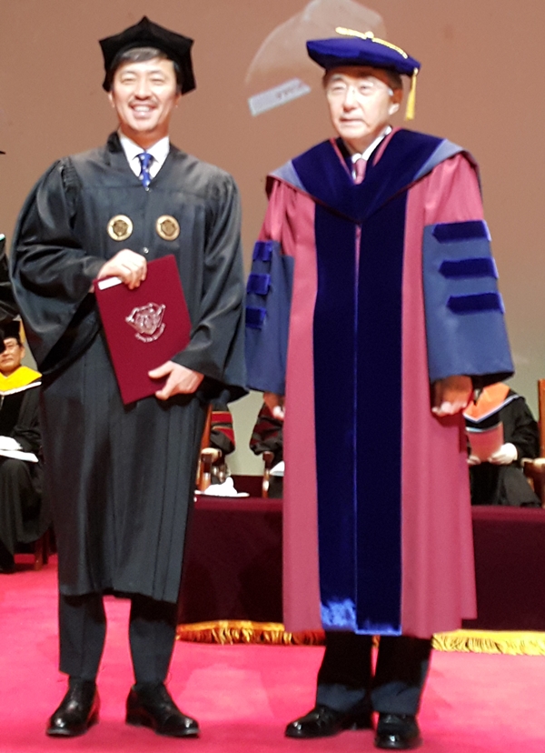 ◇가수 강산에 씨(왼쪽)가 명예 졸업장을 받은 후 조인원 총장과기념 사진을 찍고 있다.