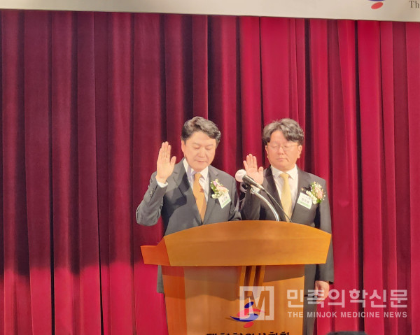 ◇윤성찬 회장(왼쪽)과 정유옹 수석부회장(오른쪽)이 취임 선서를 하는 모습.<br>